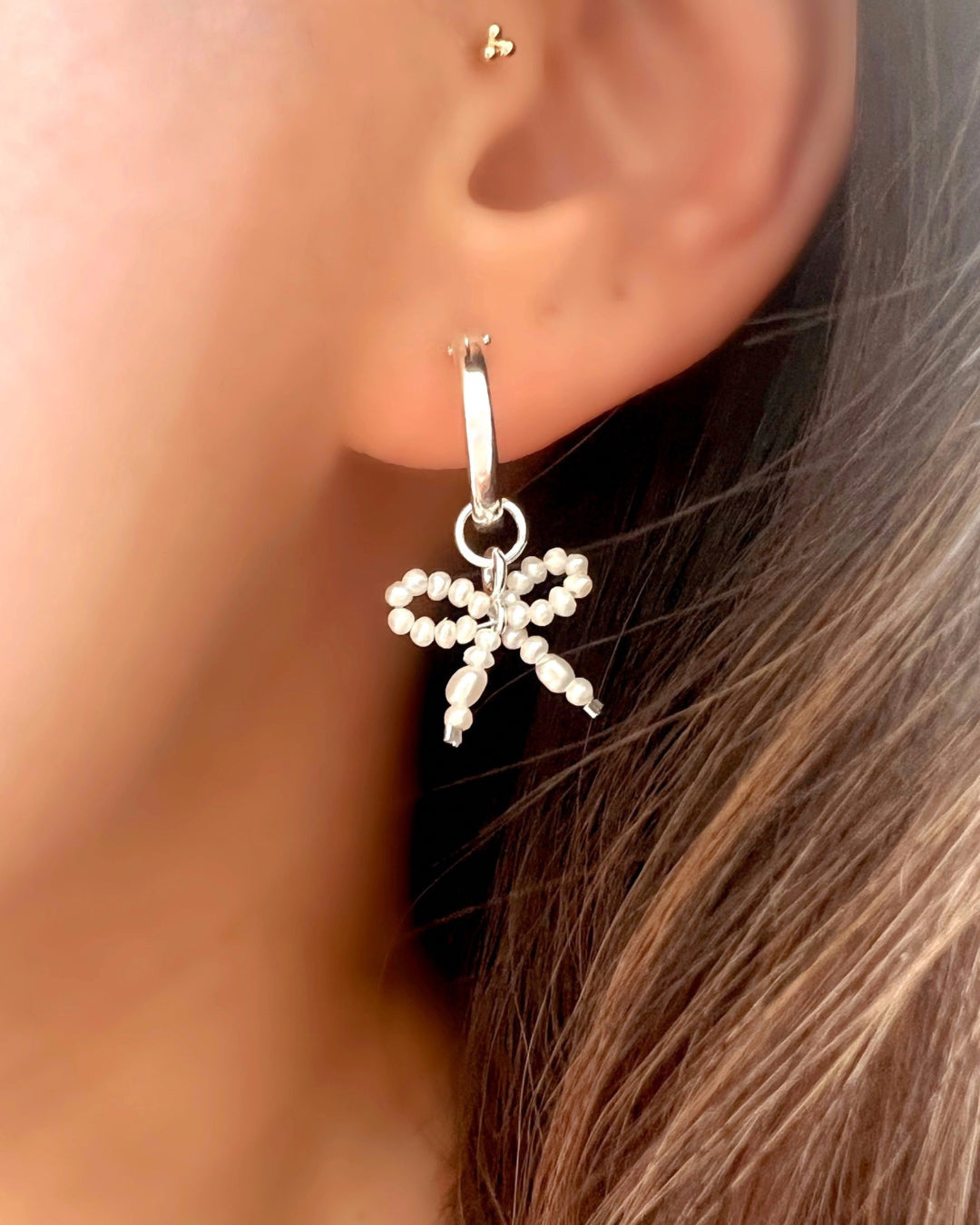 Sterling silver freshwater pearl
Bow hoops earrings